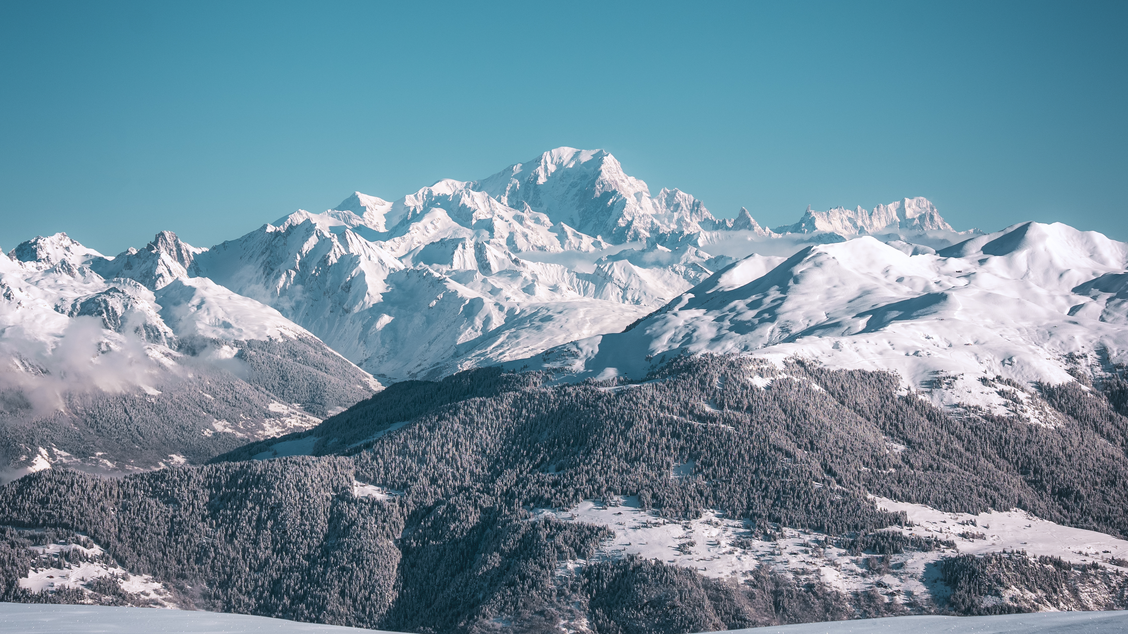 Panorama over Les 3 Vallées met de Mont Blanc in de winter