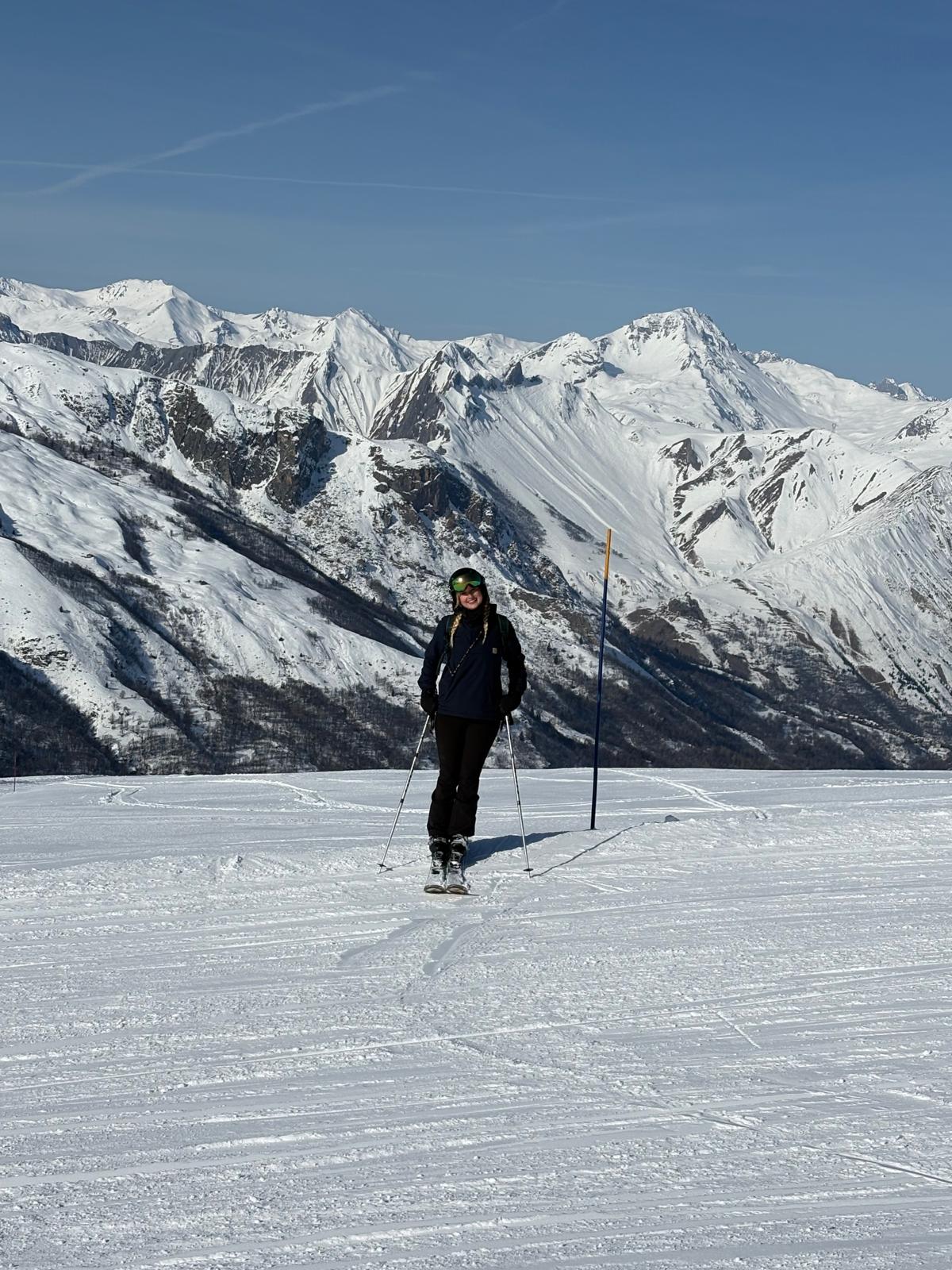 Sarah op ski's in de bergen