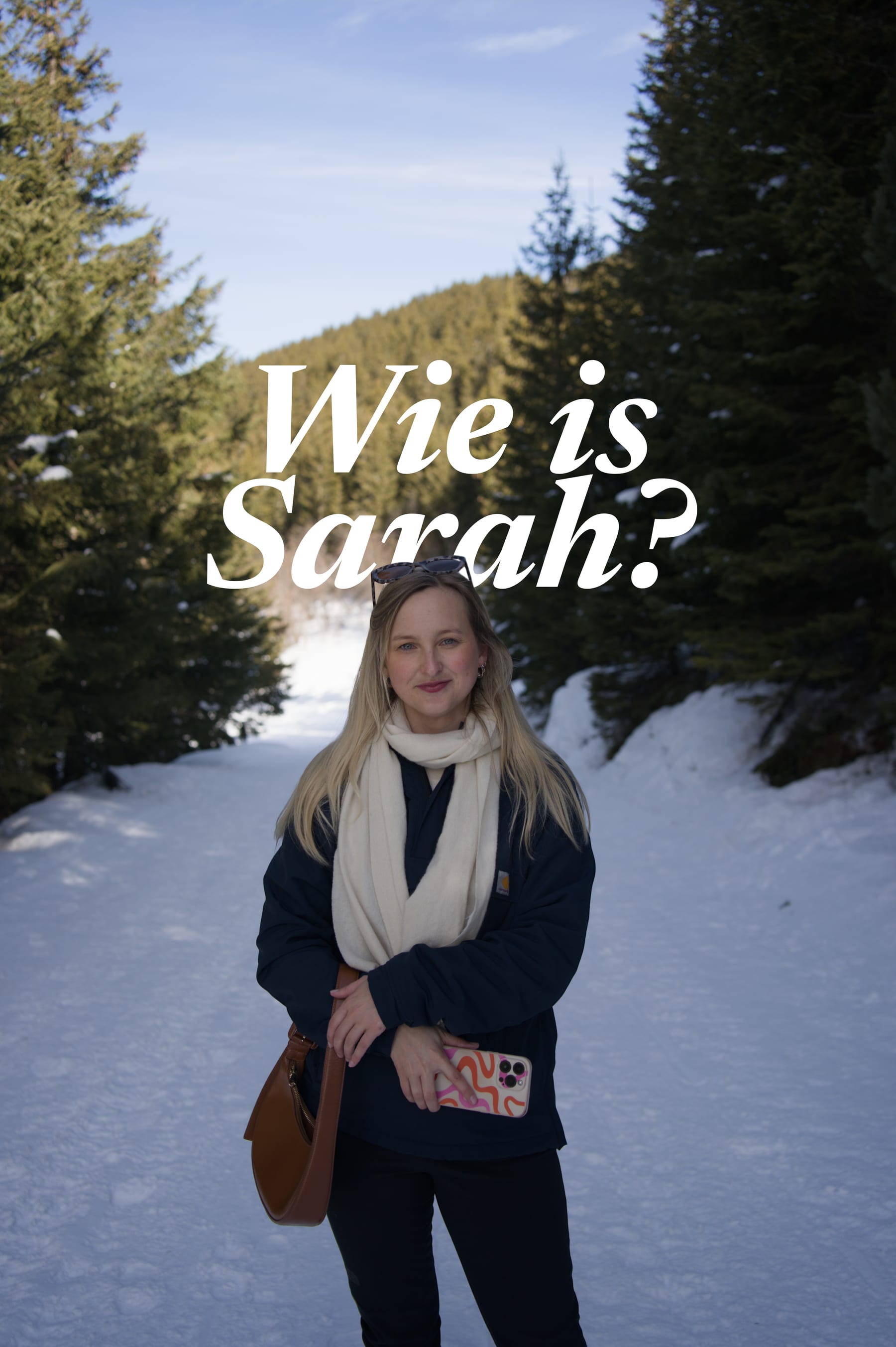 Portret van Sarah, staand in de sneeuw
